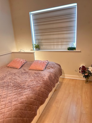 1 habitación, tabla de planchar con plancha, wifi gratis y ropa de cama