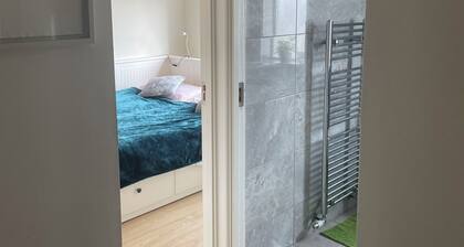 Double bed 10mn by car Dublin airport 8mn bus & shops with light breakfast