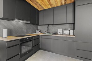 冷蔵庫、電子レンジ、オーブン、コンロ