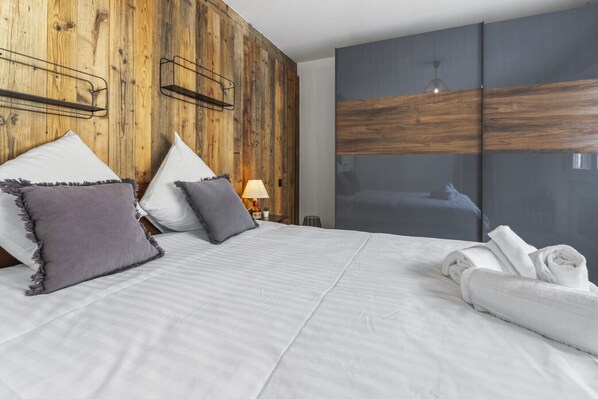Iron/ironing board, free WiFi, bed sheets