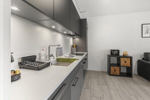 Frigorifero, microonde, forno, piano cottura