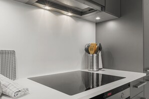 Een koelkast, een magnetron, een oven, een kookplaat