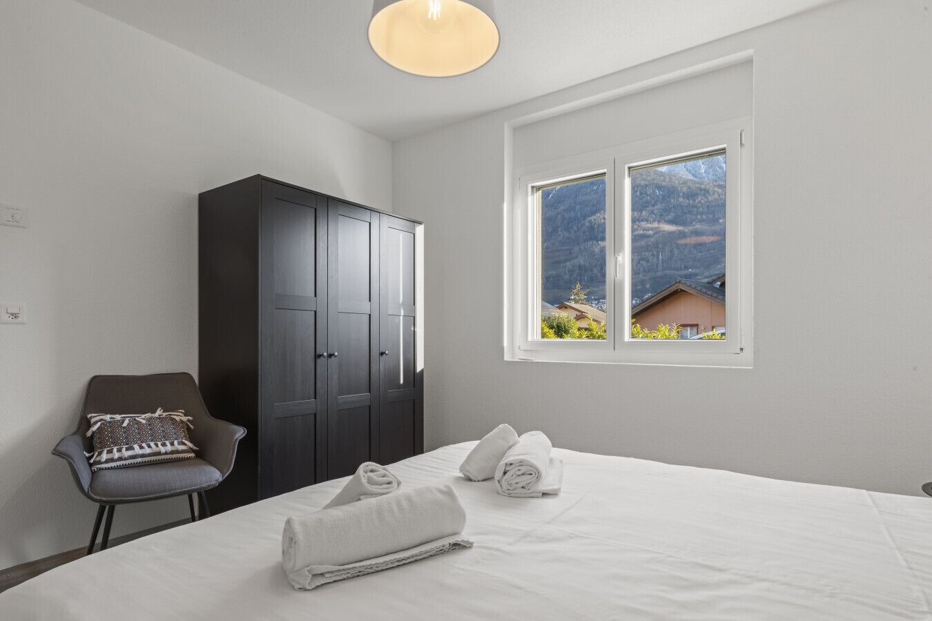 Tabla de planchar con plancha, wifi gratis y ropa de cama 