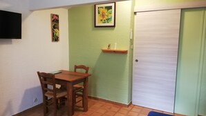 Interior - Coquette Tiny-House 5 minutes' walk from all amenities, close to must-sees (joyeuse)