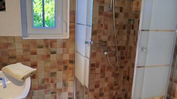 Dusche, Haartrockner, HandtĂŒcher, Toilettenpapier
