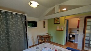 1 bedroom, iron/ironing board, WiFi, bed sheets - Coquette Tiny-House 5 minutes' walk from all amenities, close to must-sees (joyeuse)