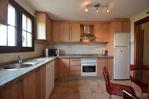 Kühlschrank, Mikrowelle, Geschirrspüler, Toaster