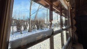 A wooden cabin with a view of a snowy landscape through a window. - Fjordhygge (Jægerspris)