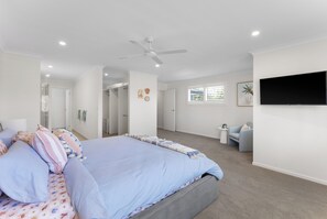5 bedrooms, desk, iron/ironing board, free WiFi