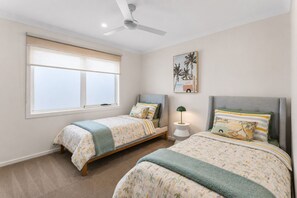 5 bedrooms, desk, iron/ironing board, free WiFi - Raywood Coastal Retreat by Ready Set Stay (Cowes)