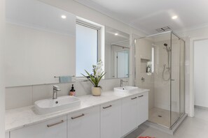 Dusche, Handtücher, Toilettenpapier