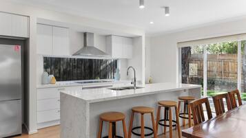 Geladeira, micro-ondas, fogão, cooktop