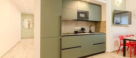 Coffee/tea maker, fridge, microwave, stovetop