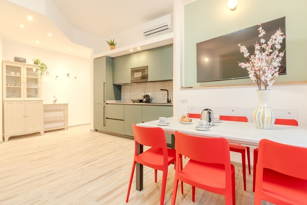 Una cocina moderna con zona de comedor.