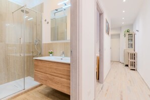Dusche, Haartrockner, Bidet, Handtücher