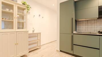 Frigorifero, microonde, piano cottura, lavastoviglie