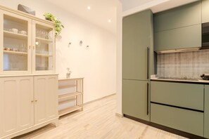 Réfrigérateur, micro-ondes, plaque de cuisson, lave-vaisselle