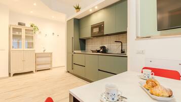 Frigorifero, microonde, piano cottura, lavastoviglie