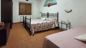 2 bedrooms, iron/ironing board, WiFi