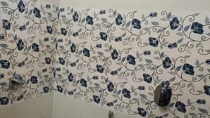 Une salle de bain comprenant des toilettes, une douche et un bidet.
