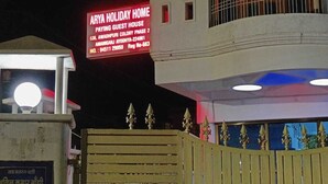 Un bâtiment sur lequel est apposée une enseigne indiquant « ARYA HOLIDAY HOME PAYING GUEST HOUSE » et où figurent les coordonnées.