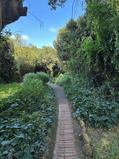 Sparrow Nest Cottage: Peaceful garden oasis hidden under the slopes of Mt Kenya.