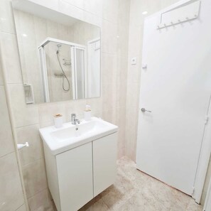 Dusj, hårføner, håndklær og såpe