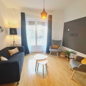 Living area - G14_ Nice 4 bd. apartment with a sunny balcony in Sagrada Familia- Eixample (Barcelona)