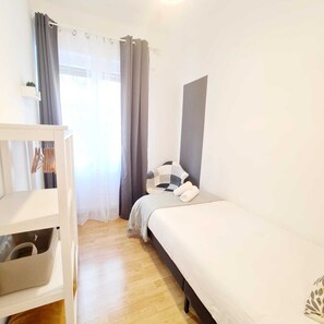 4 bedrooms, iron/ironing board, WiFi, bed sheets