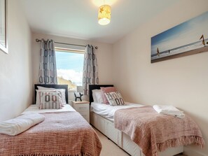 3 bedrooms, free WiFi, bed sheets - 3 bedroom accommodation in Scarborough (Scarborough)