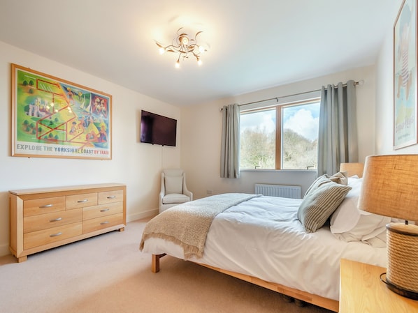 3 bedrooms, free WiFi, bed sheets, wheelchair access