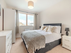 3 bedrooms, free WiFi, bed sheets, wheelchair access