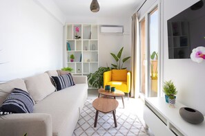 Deluxe Suite, Sea View | Living area