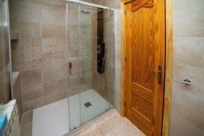 Secadora de cabello, toallas, jabón, papel de baño 