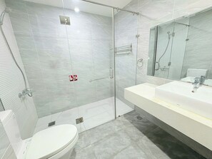 Quarto casal | Banheiro | Toalhas de banho, sabonete, shampoo, papel higiênico