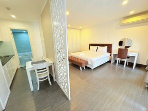 Estudio Deluxe, balcón, vistas a la ciudad | Escritorio, espacio para trabajar con un portátil, wifi gratis