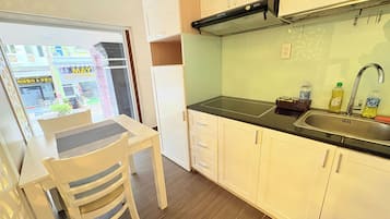 Szoba kétszemélyes ággyal | Privát konyha | Minihűtő, mikrohullámú sütő, főzőlap és főzőedények/tányérok/evőeszközök