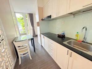 Deluxe Studio, Balcony, City View | Private kitchen | Mini-fridge, microwave, stovetop, cookware/dishes/utensils - VINH SAIGON SECC (Ho Chi Minh City)