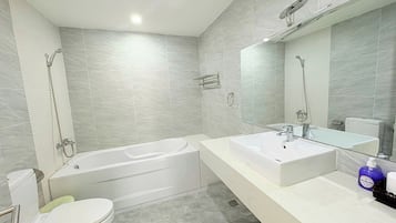 华丽开间, 阳台, 城市景观 | 浴室 | 毛巾、肥皂、洗发水、卫生纸