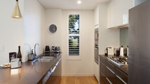 Fridge, microwave, stovetop, dishwasher