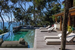 Outdoor pool, sun loungers - Villa Toucan (Itacaré)