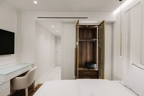 4 slaapkamers, een kluis op de kamer, een bureau