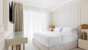 A modern bedroom with a large bed, bedside lamps, and a TV mounted on the wall. - 4bd Ensuite Luxury Residence Kolonaki, Apartment (Athens)