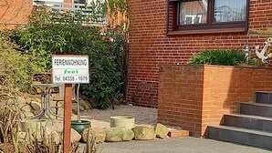 Una casa de ladrillo con un cartel que indica que es una propiedad en alquiler amoblada.