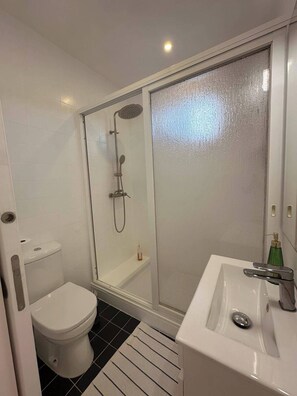 Apartment | Bathroom | Shower, hair dryer, towels - Cosy 3 bed Apartment Albufeira Old Town (Albufeira)