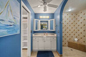 Secador de cabelo, toalhas de banho