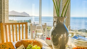 Dining - Dihangfa - sleeps 6 guests  in 3 bedrooms (Nefyn)