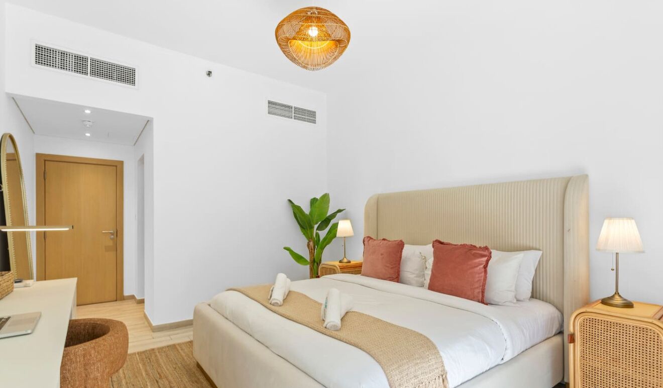 1 soverom, skrivebord, strykejern/-brett og reiseseng for barn