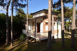 Exterior - Spacious holiday apartment surrounded by greenery (Lignano Sabbiadoro)