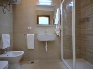 Een douche, handdoeken